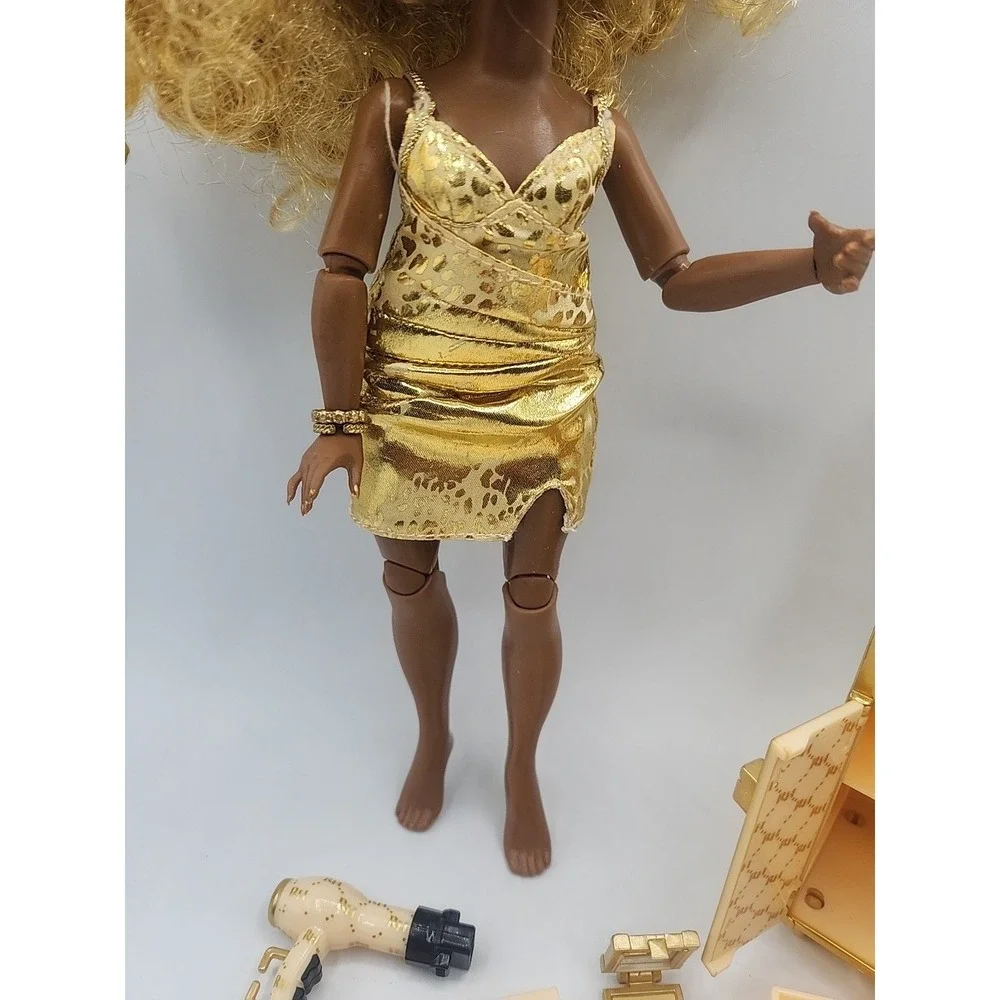 Rainbow High Meline Luxe Doll Rainbow Vision Gold Dress & Vanity Trunk Set